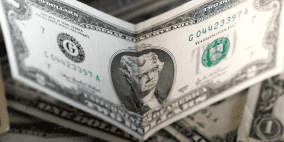 الدولار يهبط توقعا لمزيد من التيسير النقدي الأمريكي