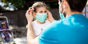 جدل الأطفال وكورونا.. هل يصابون وينقلون العدوى؟