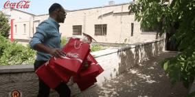 المشروبات الوطنية كوكاكولا/كابي وراية الاعلامية توزعان الهدايا على الأطفال ضمن حملة "عيد وفرح"