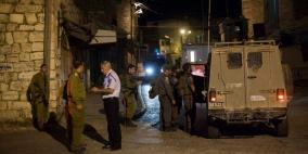 الاحتلال يعتقل مواطنا وزوجته وطفلا من القدس