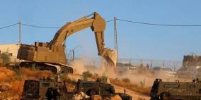 الاحتلال يجرف أراضي ويهدم غرفة سكنية جنوب الخليل