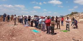 العشرات يؤدون الجمعة في الجبل "الوسطاني" المهدد بالاستيلاء