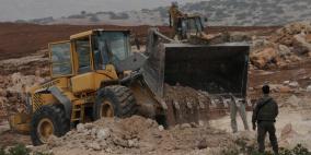 جرافات الاحتلال تغلق عددا من الطرق الزراعية غرب جنين