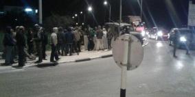 مستوطنون يهاجمون بلدة حوارة والاهالي يتصدون لهم 