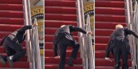 ترمب يسخر من سقوط بايدن على سلم الطائرة