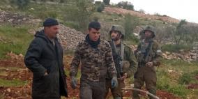 الاحتلال يجبر عائلة على مغادرة أرضها ويستولي على بركس شرق بيت لحم 