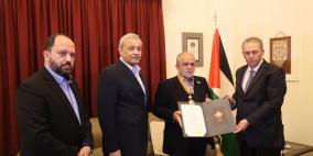 الرئيس يمنح أمين عام الصليب الأحمر اللبناني وسام بيت لحم