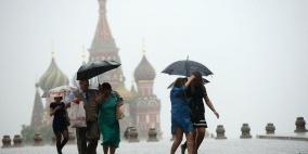 شاهد: الظلام يكسو سماء موسكو بسبب الأمطار الغزيرة