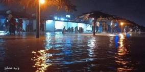 بالصور: غرق استراحات على شاطئ بحر غزة بسبب ارتفاع الأمواج