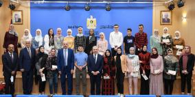 اشتية: طلبتنا يستطيعون المنافسة في جامعات العالم