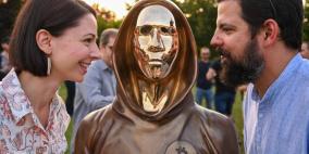 صور: الكشف عن تمثال مؤسس "بيتكوين" الغامض