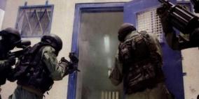 قوات القمع تقتحم سجن "نفحة" وتعتدي على الأسرى