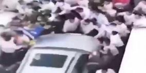 فيديو صادم.. مسؤول يدهس موظفي شركته بالكويت