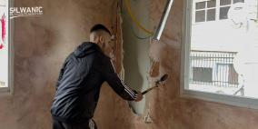 بالصور: الاحتلال يجبر عائلة في سلوان على هدم منزلها ذاتيا