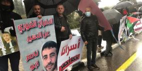 وقفة دعم وإسناد للأسير ناصر أبو حميد أمام سجن "مجدو"