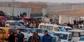 آلاف العمال يحتجون على حواجز الاحتلال رفضا لتحويل رواتبهم للبنوك