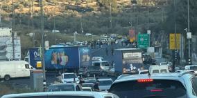 بالفيديو: الاحتلال يغلق حاجزي زعترة وحوارة وطرقا فرعية جنوب نابلس