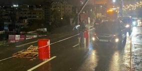 بالصور: تأمين موقع انهيار مقطع من شارع في رام الله