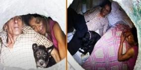 زوجان يعيشان في مصرف مياه منذ 22 عاماً لسبب غريب (صور)