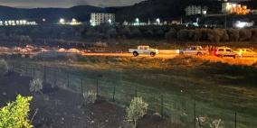 مستوطنون يهاجمون مركبات المواطنين ويحاولون اقتحام ترمسعيا