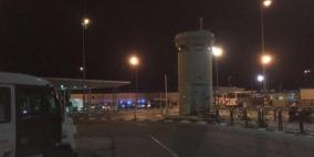 الاحتلال يعتدي على عائلة ويعتقل اثنين من أفرادها عند حاجز قلنديا