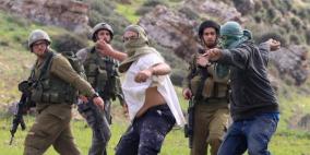 مستوطنون يسرقون سياجا من أراضي قرية فرخة غرب سلفيت