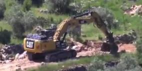 مستوطنون يجرفون أراضي في شلال العوجا شمال أريحا