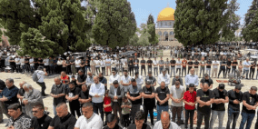 بالصور: 50 ألفا يؤدون صلاة الجمعة في المسجد الأقصى