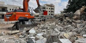 الاحتلال يجبر مقدسيا على هدم محلين تجاريين ذاتيا في بلدة بيت حنينا