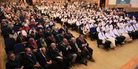 بالزي الأبيض… خريجو الطب من جامعة النجاح يؤدون القسم ويتعهدون بالوفاء للمهنة