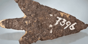 مصنوع من "حديد فضائي".. اكتشاف سلاح عمره 3000 عام