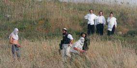 إصابات في اعتداء للمستوطنين والاحتلال يعتقل آخرين جنوب الخليل