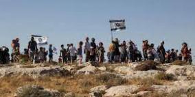 جنود الاحتلال يرفعون أعلاما إسرائيلية على خيام المواطنين غرب مدينة أريحا