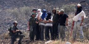 مستوطنون يعتقلون شابين ويضرمون النيران بأراضي سبسطية غرب مدينة نابلس