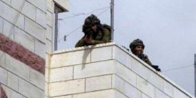 الاحتلال يستولي على منزل جنوب جنين ويحول سطحه إلى نقطة مراقبة عسكرية
