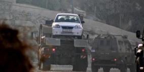 الاحتلال يستولي على 3 مركبات من بلدة الظاهرية ويهدد مواطنين بالقتل في بيت أمر