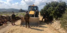 الاحتلال يستولي على "جرافة" بلدية بيت أمر ويعتدي على سائقها بالضرب