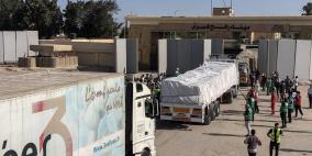 "الهلال الأحمر" تستلم 100 شاحنة مساعدات عبر معبر رفح