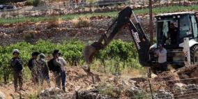 مستوطنون يقتلعون أشجارا ويستولون على خزانات مياه جنوب شرق بيت لحم 