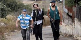 مستوطنون يطلقون الرصاص الحي صوب مزراعين في السموع والاحتلال يعتقل اثنين منهما