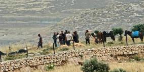 مستوطنون يجبرون المواطنين على مغادرة أراضيهم في فرخة