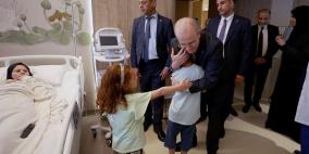 بالصور: مصطفى يعود عددا من جرحى العدوان على غزة