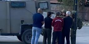 الاحتلال يحتجز شبانا في عانين غرب بجنين ويعتدي عليهم بالضرب المبرح