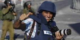 مستوطنون يعتدون بالضرب على المصور الصحفي عصام الريماوي في المغير