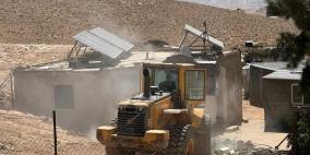 مستوطنون بحماية الاحتلال يفتشون منازل في مسافر يطا جنوب الخليل