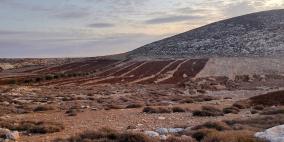 مستوطنون يجرفون أراضي المواطنين قرب قرية مخماس