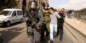 الاحتلال يعتقل مواطنين ويحتجز أكثر من 50 آخرين من محافظة الخليل