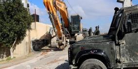 الاحتلال يهدم منزلا في مخيم العروب ويعتقل عددا من المواطنين ويحتجز العشرات