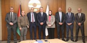 محافظ سلطة النقد يلتقي وفداً من النقابات الصحية