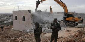 الاحتلال يهدم أسوارا استنادية ويجرف أرضا في الجيب